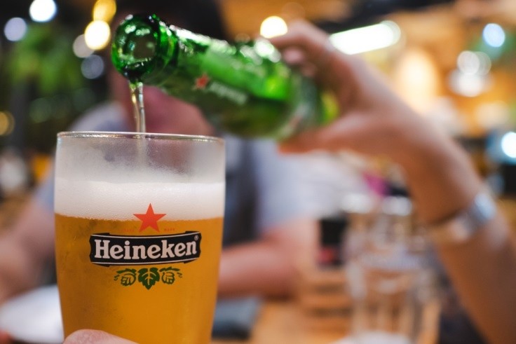 Wibest – picture of person pouring Heineken beer on glass