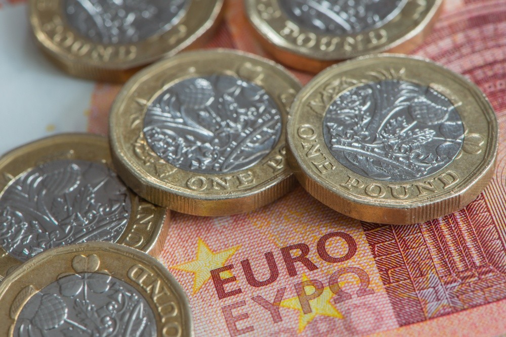 Wibest – GBPUSD: British pound coins and a euro bill.