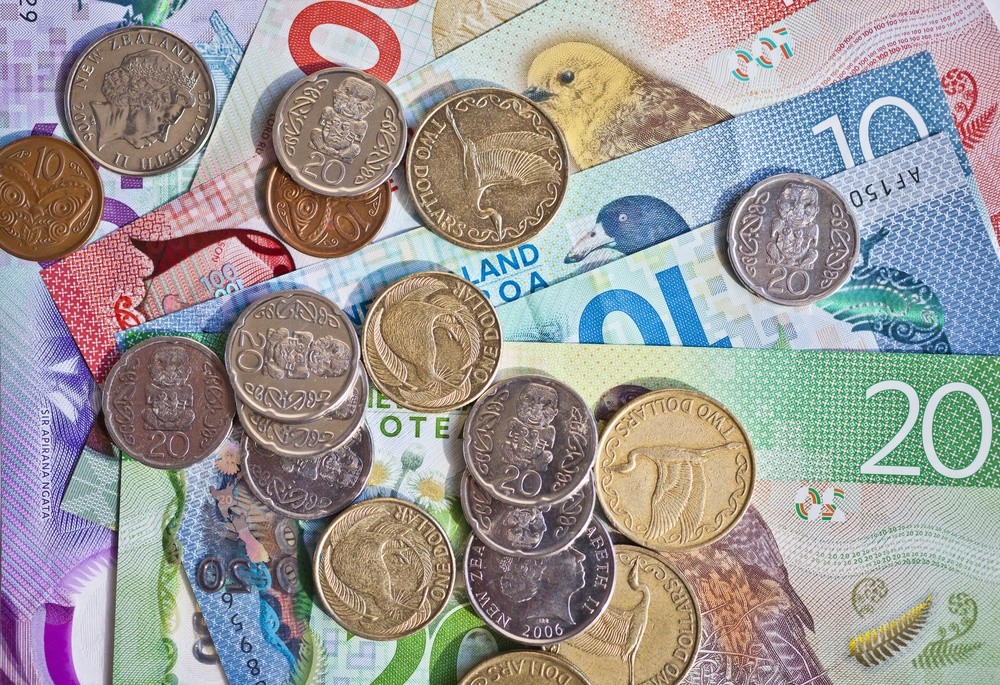 Wibest – NZD USD: New Zealand dollar bills and coins.